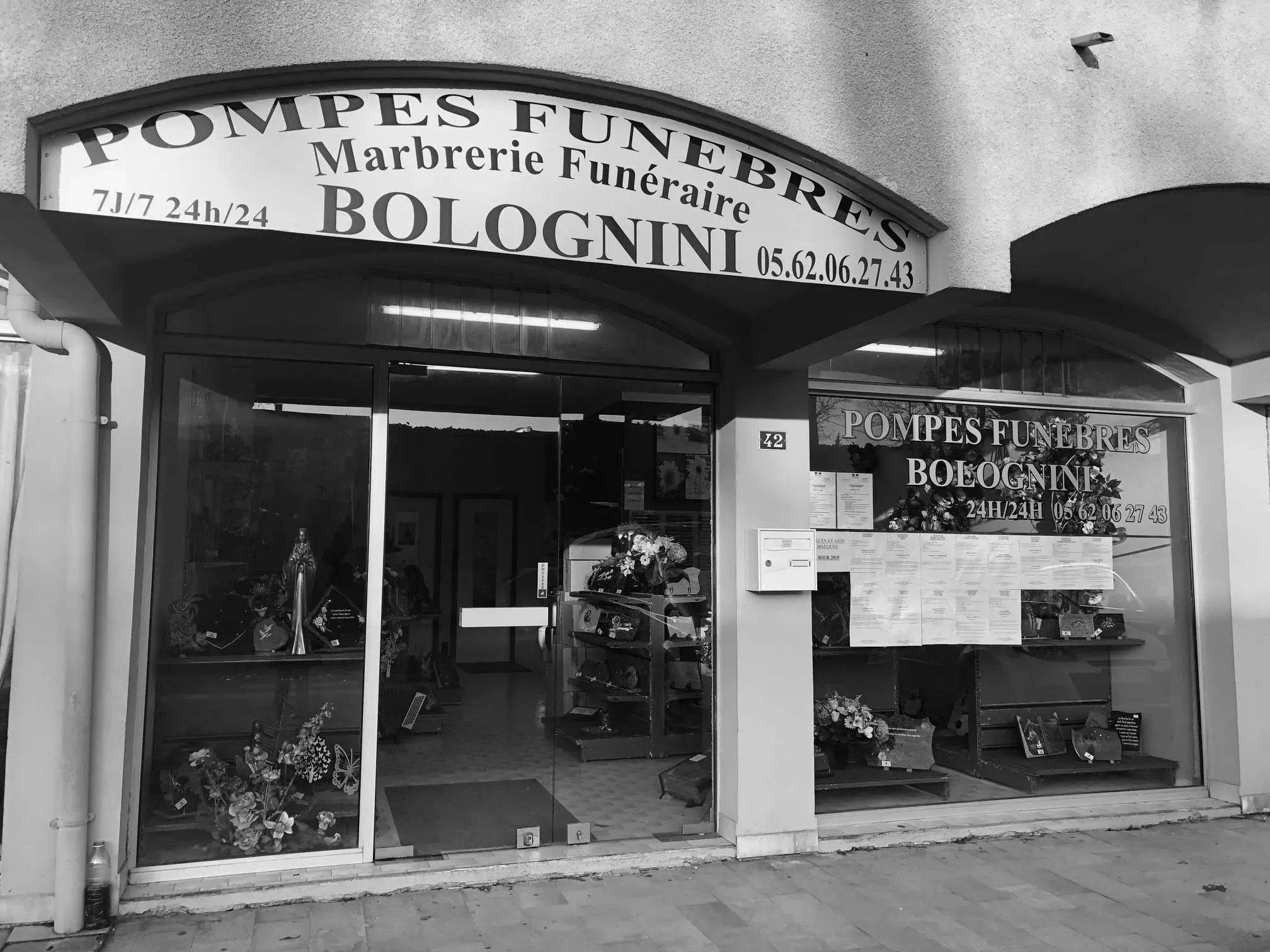 Devanture en noir et blanc de l'agence Pompes Funèbres Bolognini.